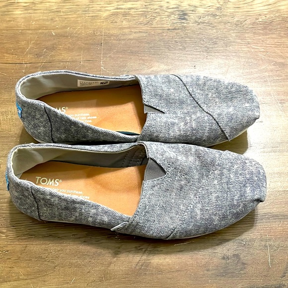 Shoes - Women’s Toms slip on. Gray. Size 9
